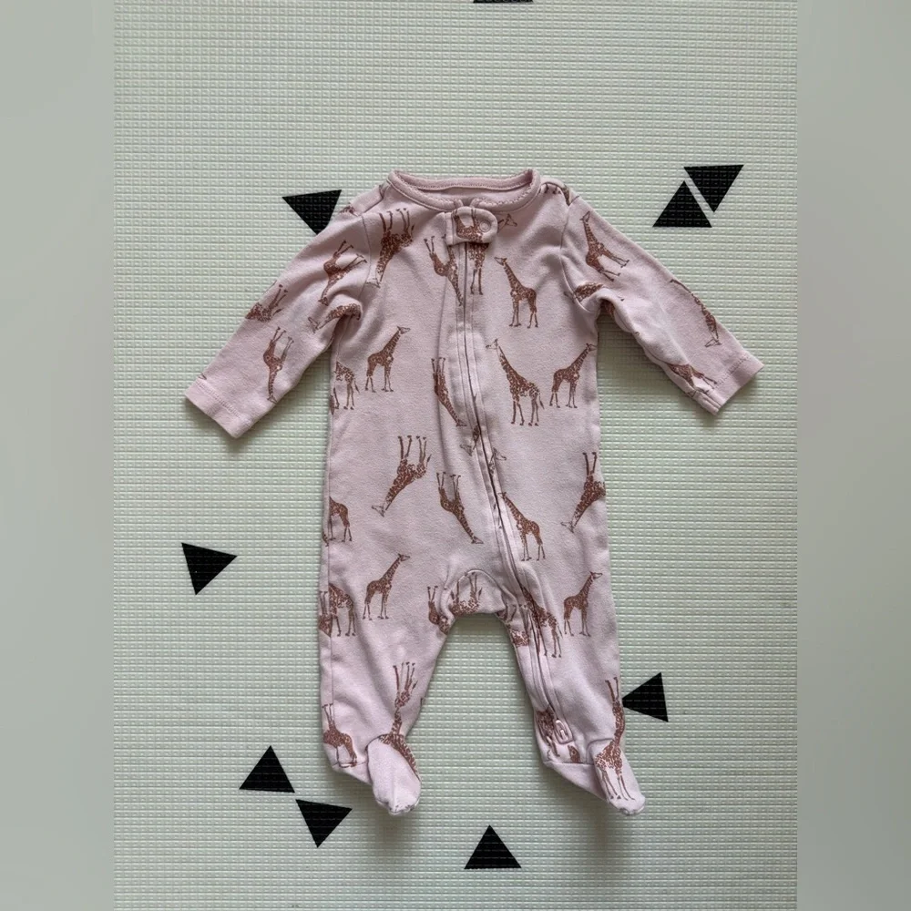 Carters|Baby girl light Pink Giraffe Print Kids One Piece long sleeve footies•••